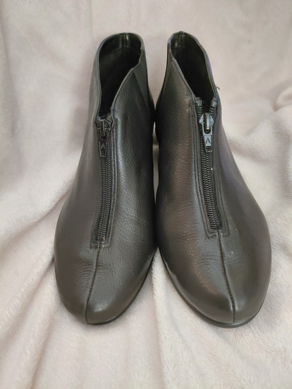 AEROSOLES Black Leather Front-Zip Ankle Booties